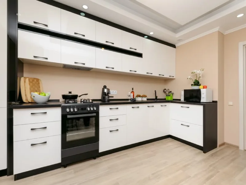 kitchen-with-cupboard-handles